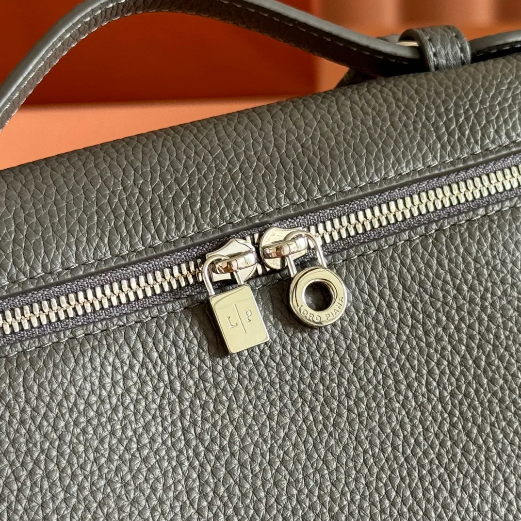 p1160💋💋💋【Original leather configuration counter complete set of packaging】 𝐋𝐨𝐫𝐨 𝐏𝐢𝐚𝐧@ Extra pocket L19 series handbag/crossbody bag, all steel, the most comfortable life is the undefined life, just like loro The material design of pian@ does not require complicated design styles. The simple and soft outline is elegant and durable, like an exquisite cosmetic case, which perfectly balances appearance and functionality. The leather is delicate and feels as soft as butter. The small bag has a large capacity. It is not only portable with a thin shoulder strap, but can also be worn cross-body. Sisters who have a special liking for minimalist style can buy it. It is simple and versatile. The simpler, the more different. Stars and Instagram celebrities are all planting it. There are two sizes of 19 cm and 27 cm. One is exquisite and casual, and the other is elegant and grand. Size: Small: length 19×width 7×height 12cm (